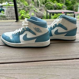 Nike Air Jordan 1 Mid University Blue